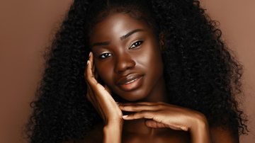 Mulher negra com maquiagem brilhosa - Beauty Agent Studio/iStock