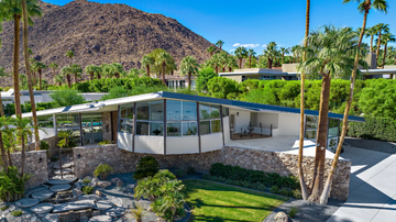 A mansão está localizada em Palm Springs, na Califórnia. - (Imagem: Divulgação / Compass)