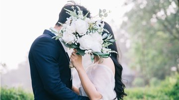 Veja as melhores frases para legenda da foto do seu casamento. - Imagem: SunnyVMD / iStock