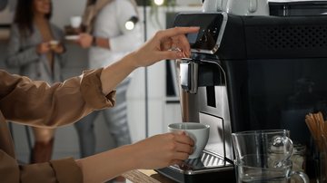 Nos últimos anos, as máquinas de café e cafeteiras elétricas têm substituído os bules e coadores. - Imagem: Liudmila Chernetska/iStock
