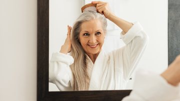 Existem alguns cuidados especiais que você precisa ter em cabelos grisalhos no verão. - Youngoldman / istock