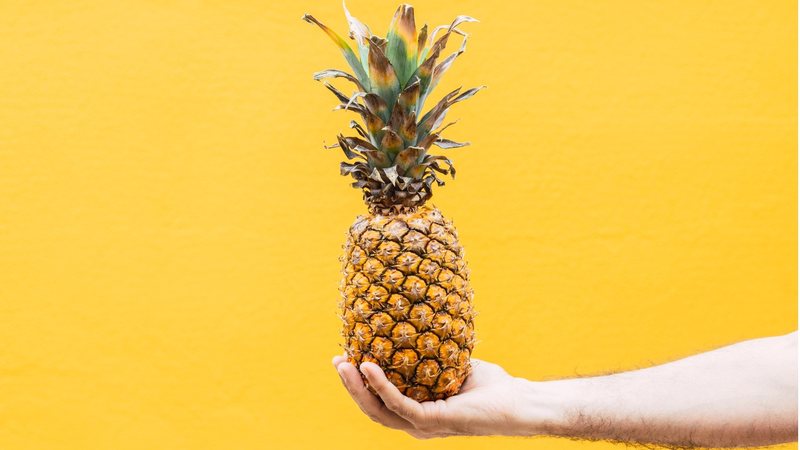 Saiba se consumir abacaxi pode aumentar a sua imunidade e beneficiar a sua saúde! - (Laura Rosina / iStock)