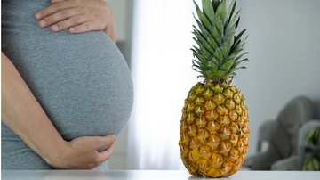 Saiba os possíveis riscos de mulheres grávidas consumirem abacaxi. - Nemer-T / iStock