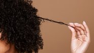 Todas as informações sobre cabelo orgânico cacheado que você precisa conhecer. - PeopleImages / istock