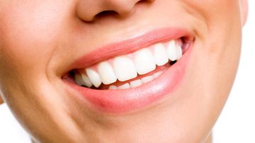 Entenda os perigos de aplicar nos dentes esmaltes desenvolvidos para as unhas. - Chagin / istock