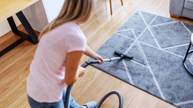 Aprenda a limpar o tapete a seco de forma simples. - dusanpetkovic / istock