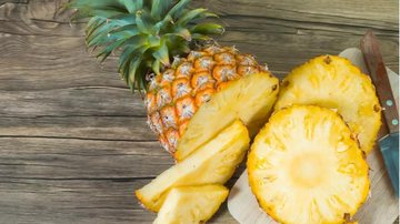 O abacaxi é uma fruta repleta de vitaminas importantes. - amnad/iStock