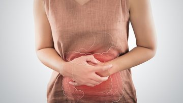 Ilustração de intestino grosso sobre o corpo de uma mulher - Tharakorn/iStock