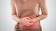 Ilustração de intestino grosso sobre o corpo de uma mulher - Tharakorn/iStock
