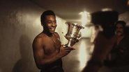 Pelé segurando troféu - Reprodução