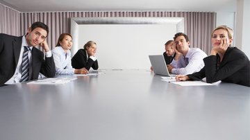 Algumas reuniões são chatas e nada proveitosas - Imagem: IPGGutenbergUKLtd/iStock