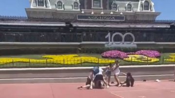 Duas famílias se agrediram fisicamente em frente à placa do aniversário de 100 anos da Disney - Imagem: reprodução/Twitter