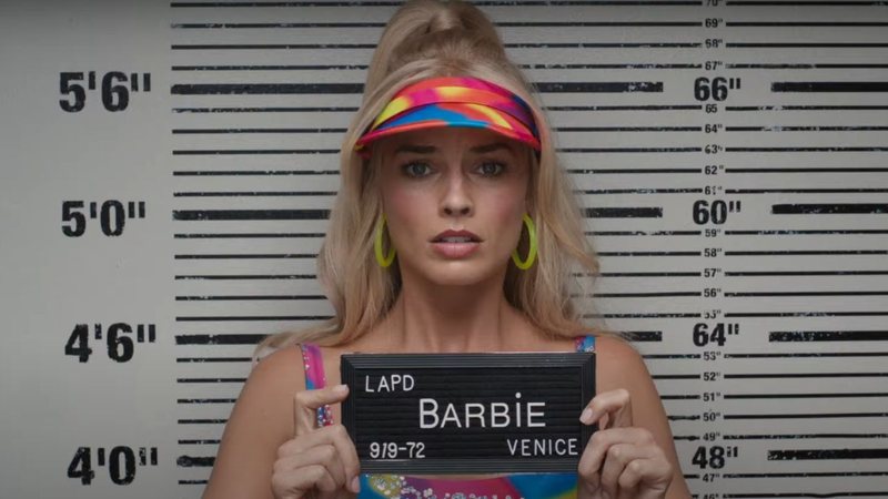 Na trama, a personagem interpretada por Margot Robbie é obrigada a encarar o mundo real. - Imagem: reprodução/Youtube Warner Bros Picture Brasil