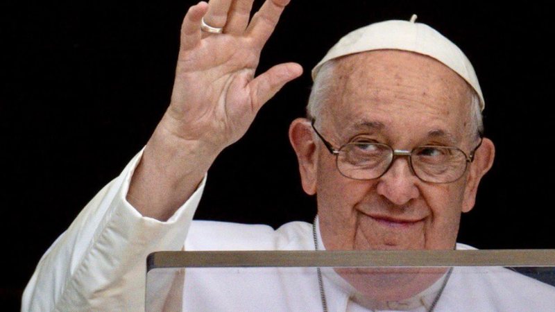 Os fiéis aguardaram o fim da ligação do papa Francisco por mais de 1 minuto - Imagem: Reprodução/Instagram @franciscus