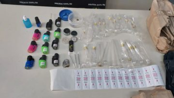 Além da "droga do estupro", a polícia apreendeu outras substância químicas, maconha e material para endola. - Imagem: divulgação/Polícia Civil