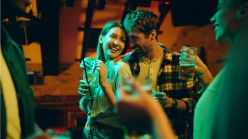 Cantadas ousadas proporcionam clareza e atitude na hora de flertar. - Imagem: Drazen Zigic / iStock