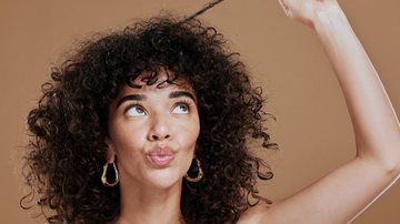 Por sua estrutura única, os cabelos ondulados necessitam de cuidados específicos. - Imagem: PeopleImages/iStock