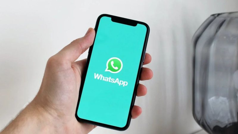 O novo recurso do WhatsApp permite fazer transmissões de tela durante chamadas de vídeo - Imagem: banco Seleções