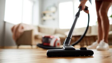 O eletrodoméstico é um dos itens mais funcionais para a limpeza de casa. - Imagem: SeventyFour/iStock