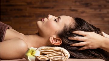 A massagem capilar possui inúmeros benefícios para a saúde. - Imagem: ValuaVitaly / iStock
