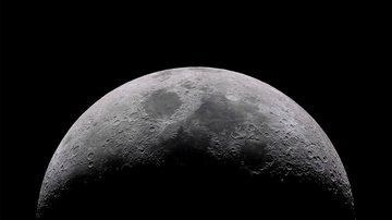 De acordo com o pesquisador Prabal Saxena, os seres vivos estariam vivendo no polo sul lunar. - Imagem: Abriendomundo/iStock
