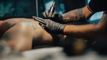 A tatuagem é um decisão muito séria, logo, todo cuidado é pouco durante a cicatrização. - Imagem: Zamrznutitonovi/iStock