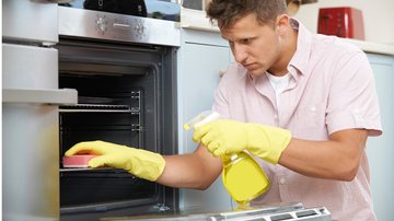 Limpar o forno regularmente é garantir a higiene na cozinha. - Imagem: Highwaystarz-Photography / iStock