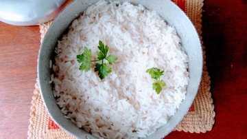 Como temperar arroz e deixá-lo soltinho para o almoço! - Imagem: Debora Rodrigues / iStock