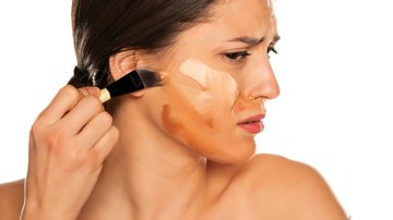 A maquiagem é um dos principais artifícios de beleza, no entanto, alguns erros são bastante comuns na hora de se produzir. - Imagem: VladimirFloyd/iStock