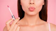 Use lip tint de maneiras diferentes para fazr uma maquiagem natural! - Imagem: Deagreez / iStock