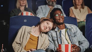 Muitos apaixonados apostam no cinema para ter o primeiro encontro. - Imagem: Shironosov/iStock