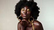 A pele negra possui algumas cores de cabelo específicas que podem te deixar ainda mais bela. - Imagem: PeopleImages/iStock