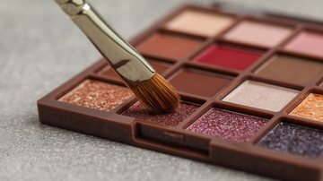 Confira as melhores paletas de sombra do mercado para fazer maquiagens lindas! - Imagem: Liudmila Chernetska / iStock