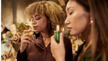 Novas tendências de perfumes femininos chegam no inverno 2023. - Imagem: DragonImages / iStock