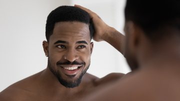 Confira os melhores produtos para cuidar de cabelos masculinos! - Imagem: fizkes / iStock
