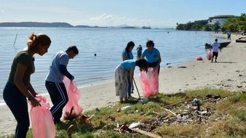 Orla sendo limpa por voluntários do projeto Orla Sem Lixo. - Imagem: Reprodução  / Instagram