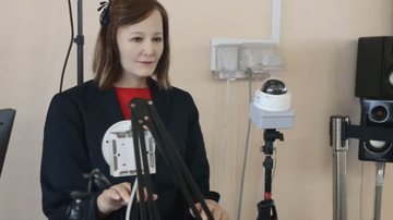 De acordo com especialista em robótica, robôs como Nadine poderão ser mais eficazes que profissionais de saúde. - Imagem: reprodução/Youtube Nadine Social Robot YouTube Channel