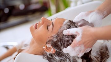 Descubra os melhores shampoos para acabar com a oleosidade do cabelo. - Imagem: Ivanko_Brnjakovic / iStock