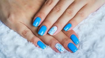 Confira as melhores ideias de unhas com esmalte azul! - Imagem: AnastasiiaSelora / iStock