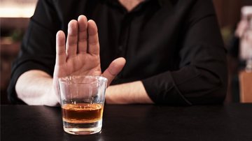 O consumo de bebidas alcoólicas como parte da rotina pode ser letal. - Imagem: Cagkansayin/iStock