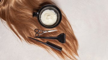 Aprenda a descolorir os cabelos em casa de forma segura. - Imagem: JNemchinova / iStock