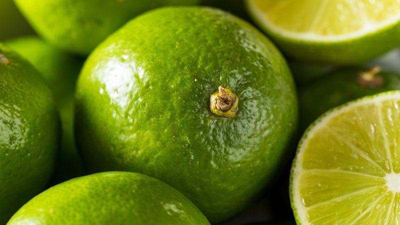 Versátil, o limão pode ser consumido de diferentes maneiras. - Imagem: Bhofack2/iStock