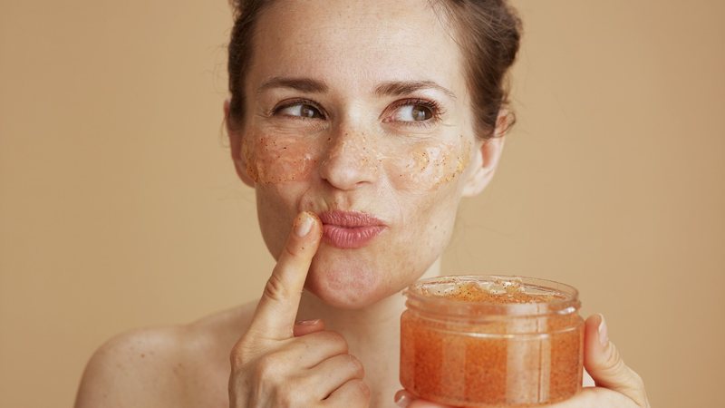 Aprenda a fazer um esfoliante labial caseiro para acabar com os lábios ressecados - Imagem: CentralITAlliance / iStock