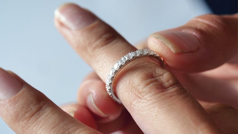 Sutil e estiloso, o anel é um item que tem ganhado espaço no universo da moda. - Imagem: Gorodenkoff/iStock