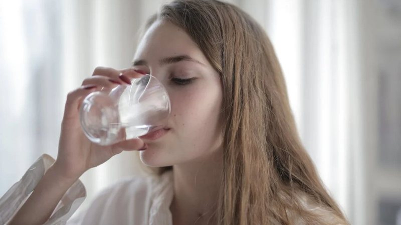 Além de hidratação, beber mais água ao longo do dia traz benefícios para a saúde - Foto: Pexels