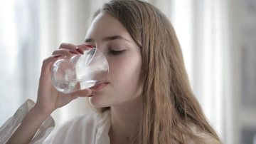 Além de hidratação, beber mais água ao longo do dia traz benefícios para a saúde - Foto: Pexels