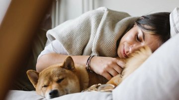 Dormir com animais de estimação pode ter risco para os bichinhos e para os tutores - Foto: Pexels