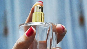 Passar perfume pode ser mais complicado do que parece. - Imagem: Ethelkxxk/iStock