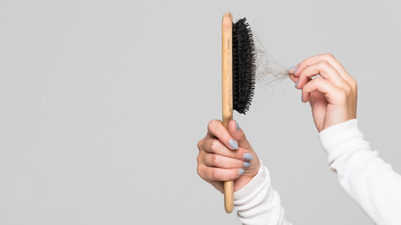 Manter essa ferramenta limpa é benéfico para a saúde dos seus fios. - Imagem: Dima Berlin / iStock