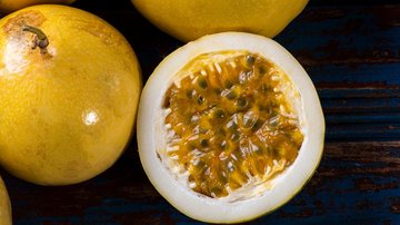 O maracujá é uma fruta versátil que pode ser usada em receitas de doces deliciosos. - Imagem: Flávia Novais / iStock
